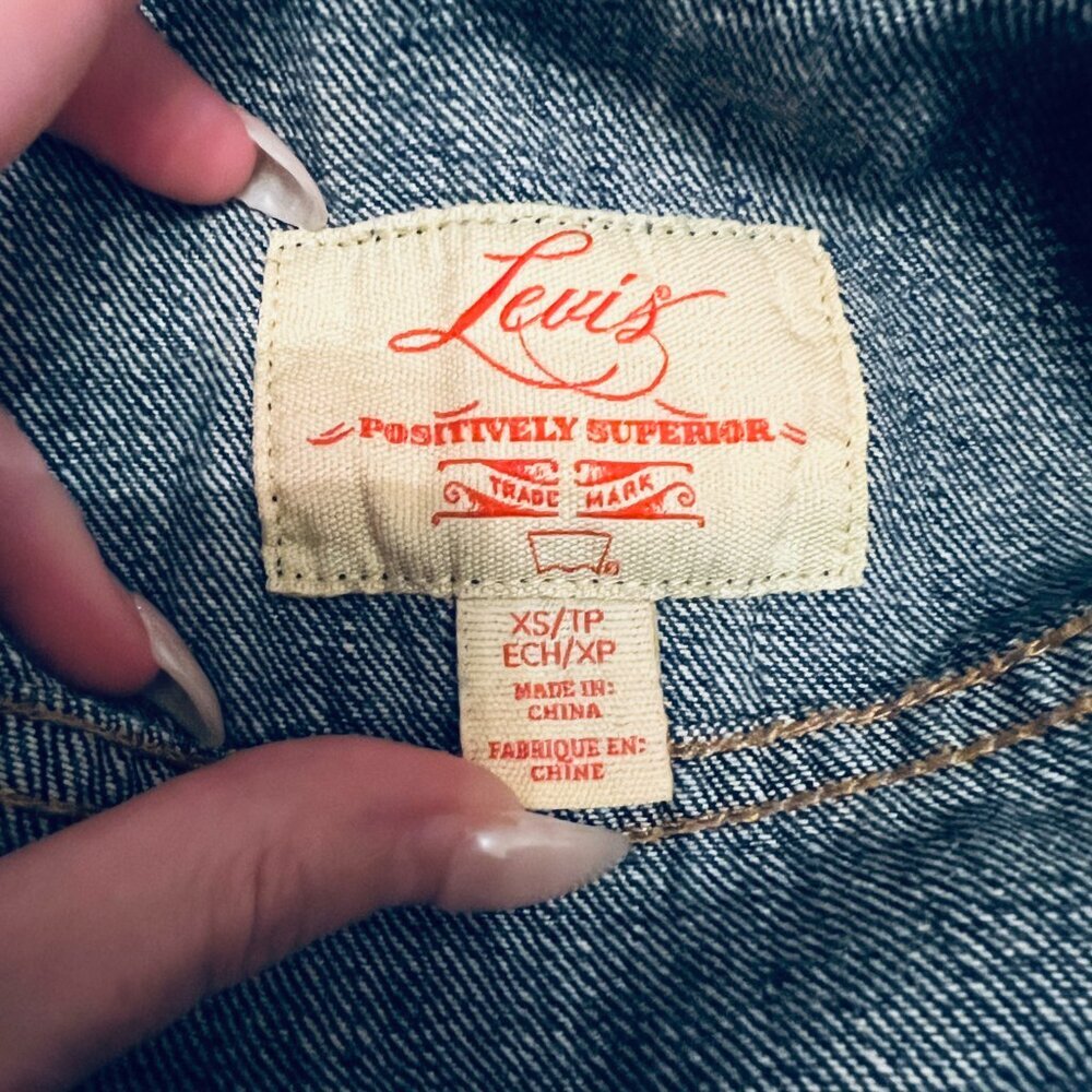 ⭐️HOST PICK - Levi's XS Trucker Jean Denim Jacket - Medium Blue - LIKE NEW - Picture 4 of 10
